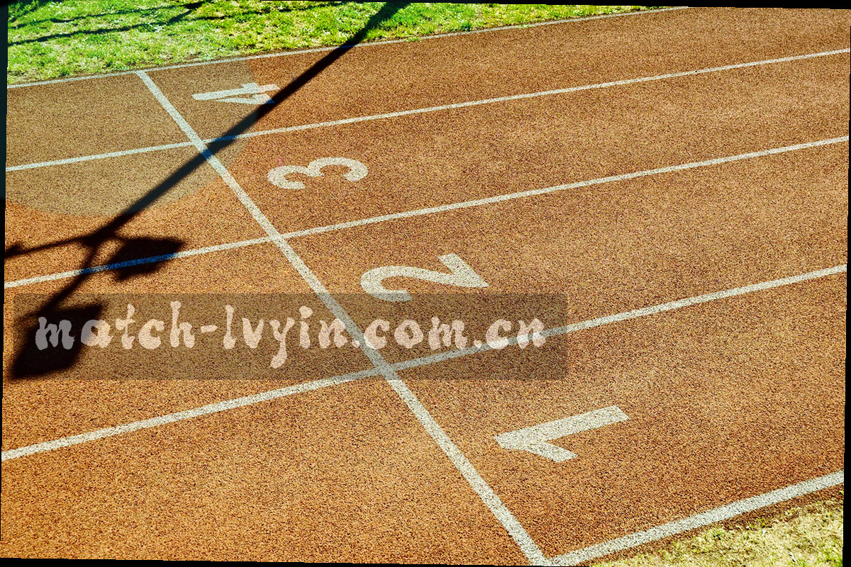 球场热区、跑动轨迹与比分刻度叠加的轮次观察数据图